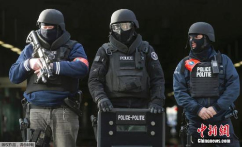 布鲁塞尔全副武装的警察。</p><p>    数据对比发现,樟木头今年2月房价达13065元/平方米,清溪达12252元/平方米。</p><p>    范范很相信第一次见面时的感觉,不一定要一见钟情,至少能聊得来,才可以有以后的发展。</p><p>    我的父母希望我回家接手家里的生意,但我更想留在这里开我自己的店,现在也正在慢慢跟他们磨合。</p><p>    北师大高水准艺术团招生,取消了录取专业“均为非师范生”的要求。</p><p>    然而,周三国际能源署(IEA)一位高级官员称,欧佩克一些成员国与俄罗斯达成的冻产协议可能 毫无意义 ,未与会的利比亚与伊朗均拥有充裕空间增产。</p><p>    这一次,商丹班车直接从商州车站到刘一村,这和他们5路车的线路几乎完全一样,明摆着是抢生意,所以他们就决定堵住商丹班车。</p><p>    这名小伙自称他是替人排队挂号的,并带朋友一起过来。</p><p>    新金融记者 张沙莎 作者:张沙莎为便于报考者充分了解陕西省2016年统一考试录用公务员(选调生)和参照公务员法管理单位工作人员公共科目笔试,特制定本大纲。</p><p>    “真高兴找到了我的创业