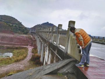 白米沟大桥已呈现平安隐患。