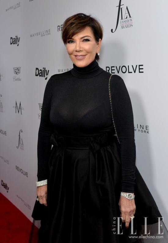 克里斯·詹纳(kris jenner)身着黑色透视装现身大秀性感.