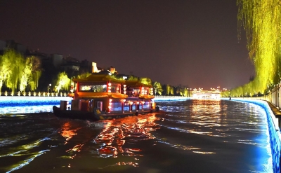 随着"烟花三月"效应提前释放,扬州迎来旅游旺季,水上夜游古运河这一