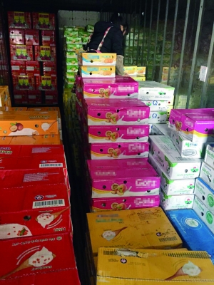批发市场的冷库内，存放着各种口味的越南酸奶