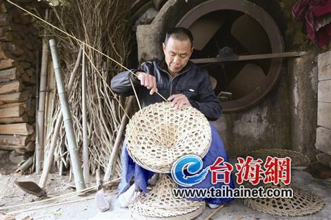 "青箬笠,绿蓑衣,斜风细雨不须归.