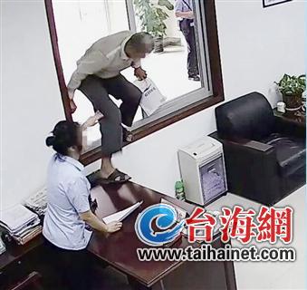 一名男子翻窗进入厦门中院办公室,大闹法院,啃咬法警。昨日,导报记者从思明区法院获悉,这名疯狂男子因犯妨害公务罪,近日被一审判处有期徒刑一年。