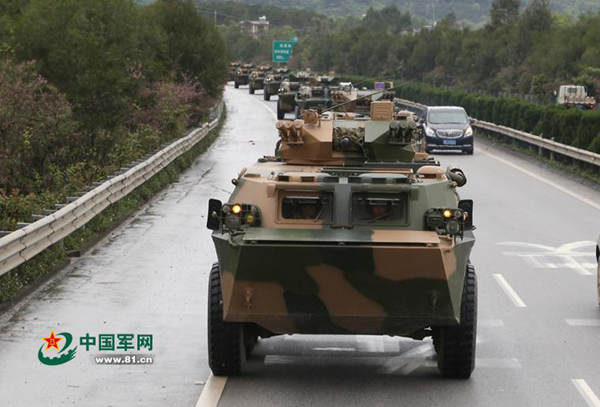 图为解放军战车群与私家车同时跑高速。