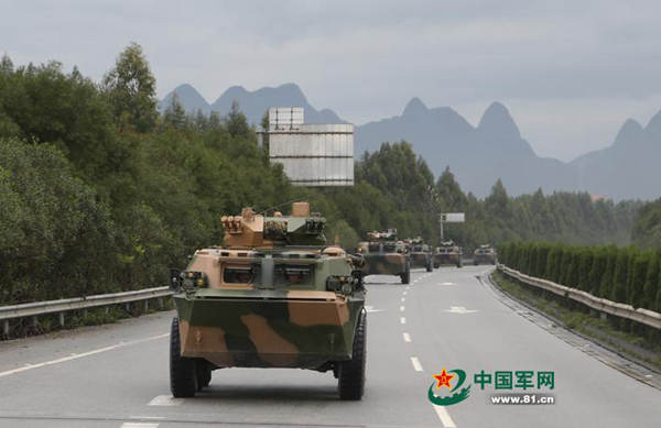 图为解放军战车群与私家车同时跑高速。