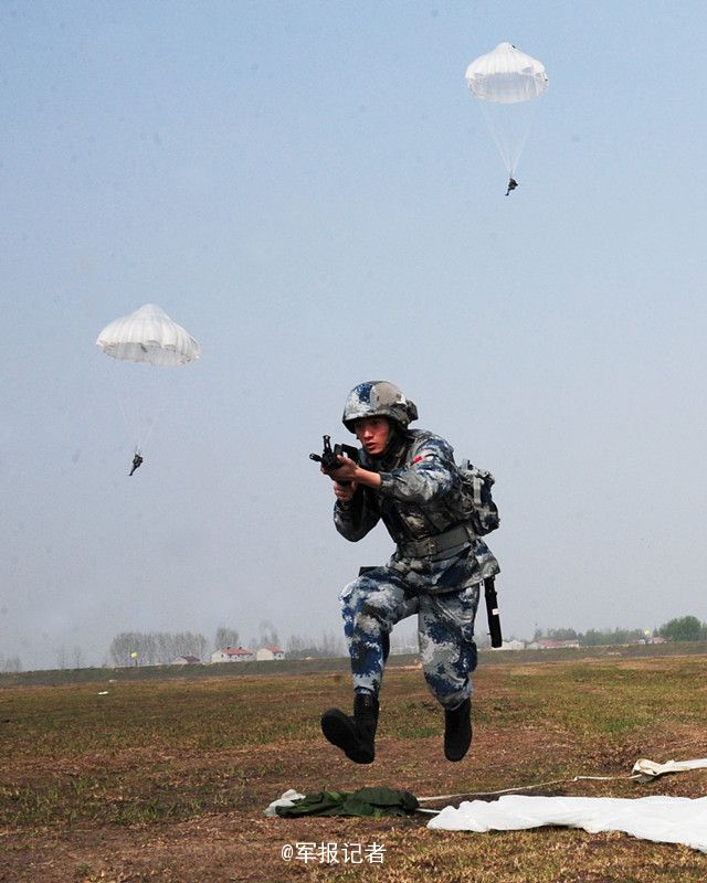 近日,空降兵某团战备营进行新年度武装跳伞训练.