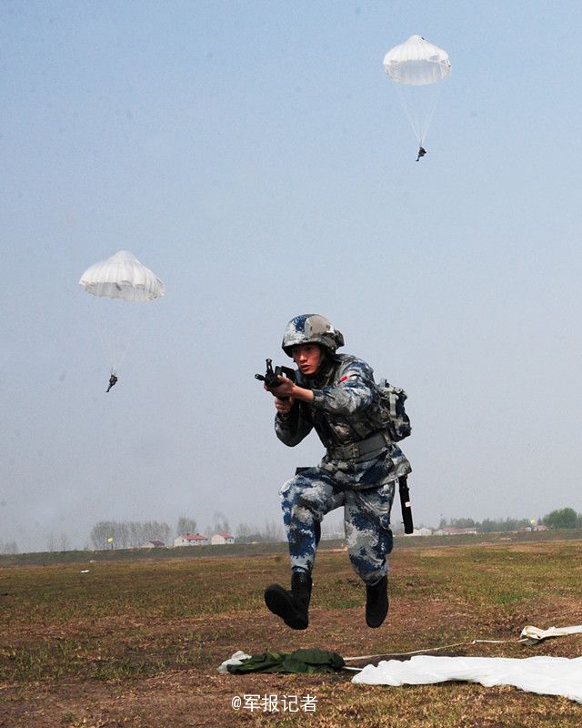 解放军空降兵一落地就端枪上阵(组图)近日,空降兵某团