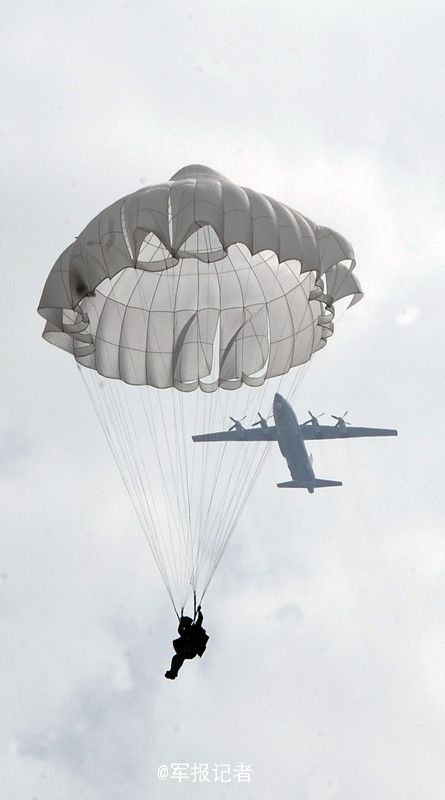 解放军空降兵一落地就端枪上阵(组图)近日,空降兵某团