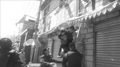 幼童被锁家中担心哭闹美女救出v幼童翻窗不止野兽的与寓意民警图片