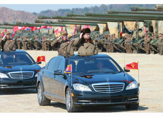 图为金正恩指挥最大规模炮兵训练。