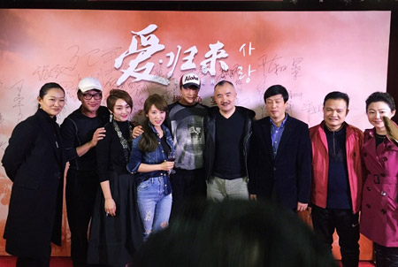 韩国演员权相佑现身中国电视剧《爱归来》的开拍仪式现场