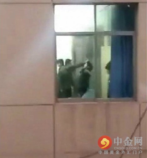 甘肃一教师殴打7名女生 官方回应:老师被停职