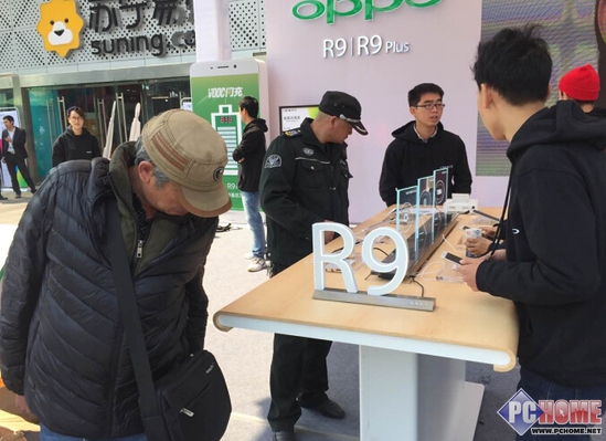 据悉，在首销路演期间消费者不仅可以提前亲身体验OPPO R9&OPPO R9 plus带来的感官盛宴，而且在现场路演的同时更准备了多种互动小游戏和精彩表演等，通过集章赢大奖活动参与各种抽奖环节，现场准备了丰厚的奖品回馈顾客，让消费者们在等待中也能享受玩乐。