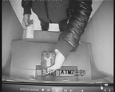 男子取款不成 竟往ATM上灌可乐