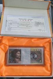 保养品商家送给白叟的礼物。