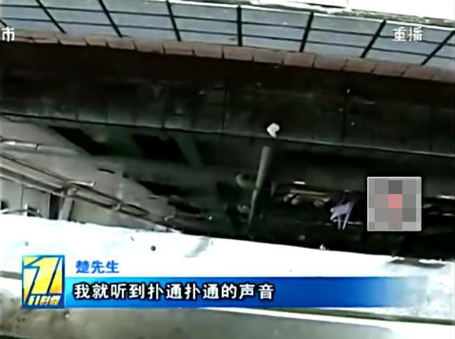 楚先生说事发当天中午母亲就表现的很异常:“她就在交代,她说家里什么什么东西,重要的东西都放在她的包里面;然后问我有没有舅舅和姨妈的电话,说有什么事情就找他们。”楚先生说当时他没把这些当回事,就回到里面的卧室休息,可是等他再出来找母亲时却发现阳台的逃生窗是打开的,母亲已经直接跳下了这握手楼的夹缝当中。