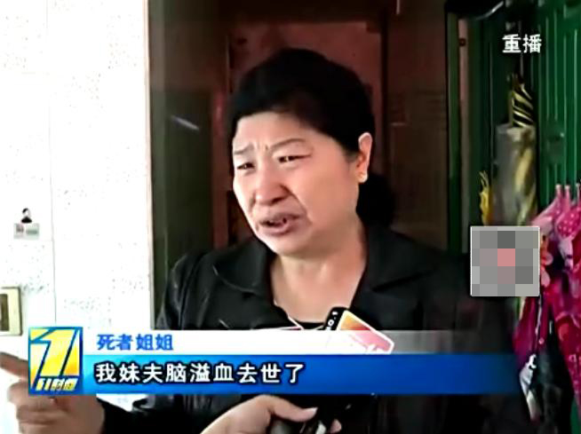 对此,死者姐姐表示:“我妹夫脑溢血去世了,这么大的事都挺过来了,你说你现在这么点事,你说你怎么就想不过来,你怎么就跳楼了。”原来,楚先生8岁时,他父亲患脑溢血去世,也花光了家中的全部积蓄,母亲含辛茹苦将两个姐姐和他一起养大,楚先生病重前在餐厅工作,妻子在药店上班,两个人加起来月收入在七千左右,勉强够维持生活,妈妈一直自责帮不上忙,为筹手术费竟然走上了绝路!这让楚先生几乎崩溃。