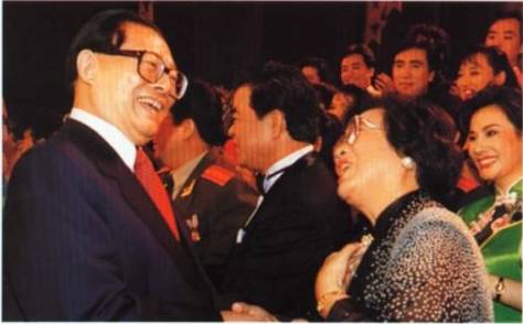 都曾是中央政治局常委,一个是前中共中央总书记,一个是曾主管教育、科技等领域的国务院副总理,退休十余年的江泽民和李岚清,依旧有不少“同框”的画面,“同框”的往事。