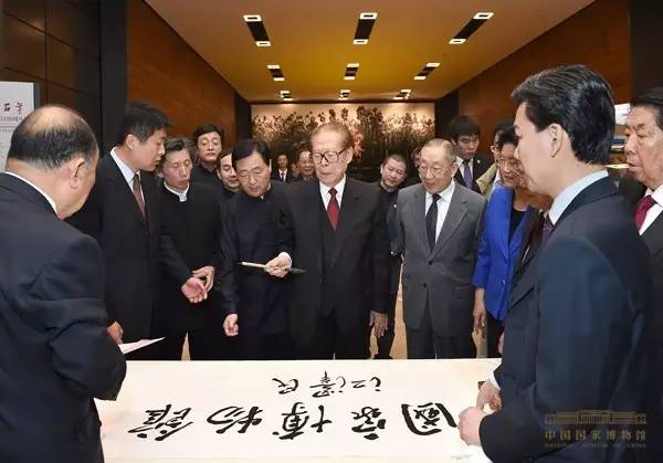 但说起国家博物馆,也有一段江泽民与李岚清的往事。当年因为国家博物馆面积太小,文化部曾要求扩建人大会堂对面的博物馆,但因当时那里有中国历史博物馆和中国革命博物馆两个厅局级单位,意见很难统一,即便后来李岚清建议两个博物馆合并成立国家博物馆,统一实施扩建工程,但还是很难落实。