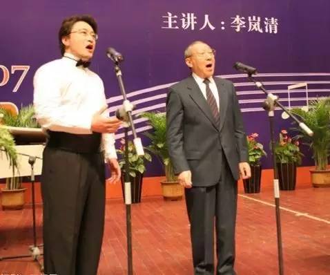 这些已退国家领导人,为什么致力于歌曲等文艺推广?“我想告诉玩电脑的青年,你们不要只是玩游戏,还可以玩篆刻,这可以提高文化修养,激发创造精神,你只有爱好文艺以后,才会有创新思维,因为每一个文艺作品都不能重复,一天到晚在考虑创新。”在2012年3月李岚清篆刻书法素描艺术展在广西民族博物馆开幕时,他曾如是说。