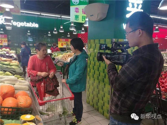 海南一家蔬菜批发市场,16年来一家独大,问题重重助涨菜价。这家本应被查封的菜霸市场,政府主管部门却只能罚款了事,理由是找不到“替身”,若强行关闭,将导致菜价更不可控。最近,发生在海南因高价菜引起的咄咄怪事,发人深思。