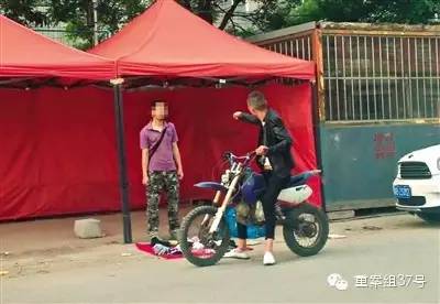 地铁天通苑北站附近的巷子中,一身份不明人员威胁摆摊记者交“保护费“。