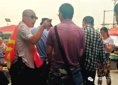 2015年5月,一名套着“Police”(警察)字样背心的人要求摆摊的记者离开