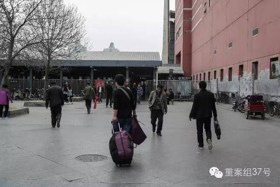 2016年3月,原先广场上的摊位都已被清理整治,乘客进站方便顺畅
