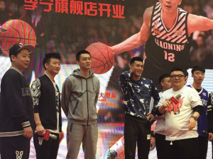 辽宁男篮球员郭艾伦,杨鸣共同莅临兴隆大奥莱,一同出席了李宁奥莱明星