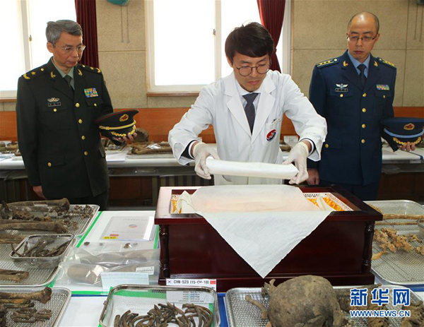 抗美援朝志愿军烈士遗骸入殓 少将脱帽凝视