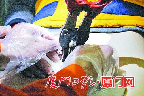 消防官兵用绝缘剪剪断铁环。