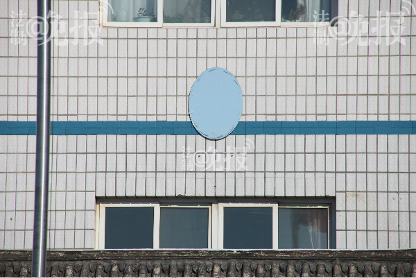 北京延庆区刘斌堡乡政府办公楼国徽下悬挂镜子