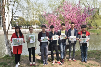 大学生展示手绘赏花地图