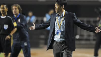 足球场上,什么说话?成绩!中国球迷的要求不高,打日本队,打出精气神,打韩国队,争取不输,打两伊沙特别丢人,其他的差不多能赢。论成绩么,亚洲杯出线,世界杯预选赛进个10强赛,也可以了。但是老球迷都知道,上一个做到这事儿的人,叫米卢。