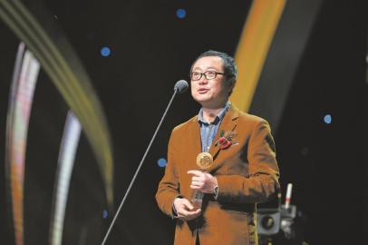 3月25日,刘慈欣获颁影响世界华人大奖.