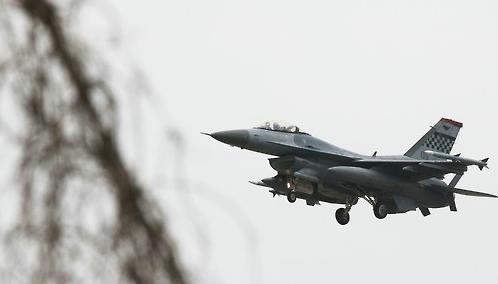 韩国kf16战机在朝鲜半岛坠毁 飞行员紧急逃生