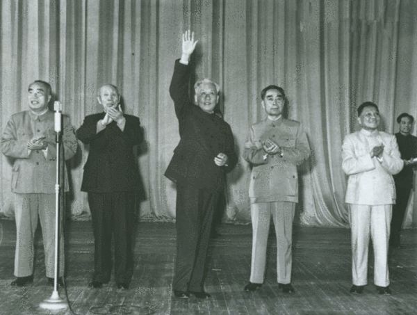 原文配圖：1964年劉少奇等國家領導人在人民大會堂出席春節軍民聯歡會。