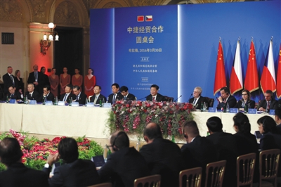 习近平在捷克收到的礼物包括三双鞋和一套水晶