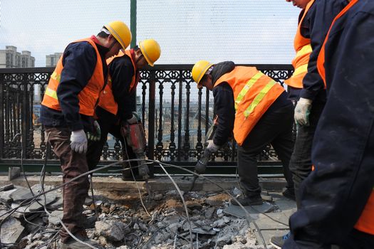 3月30日,在虹云桥上,施工人员正在对桥上的路面进行破除,已开始紧张