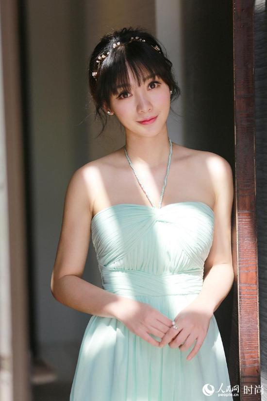 柳岩巴厘岛担任包贝尔婚礼伴娘 遮胸露肩遭王祖蓝横抱