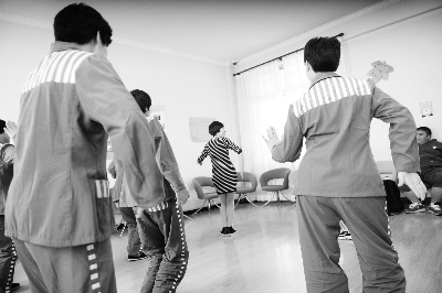 志愿者在教女服刑人员跳舞 摄/记者 曹博远