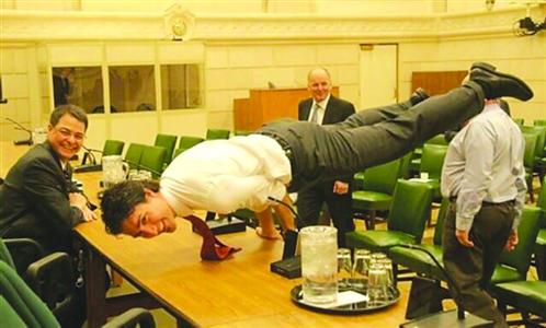 加拿大总理在会议桌上秀瑜伽照风靡网络(图)