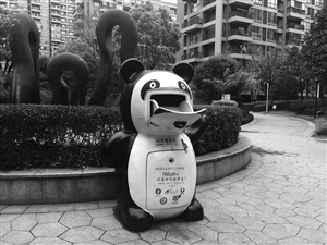 擺放在小區內、此前被宣傳回收廢舊衣物用於公益的“大熊貓”