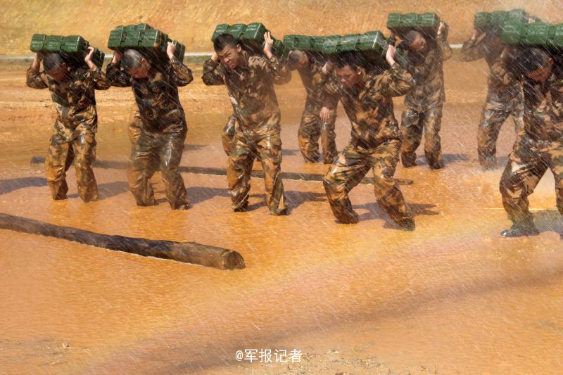 武警魔鬼周训练堪比特种部队(组图)3月25日至31日,武警福建省总队龙岩