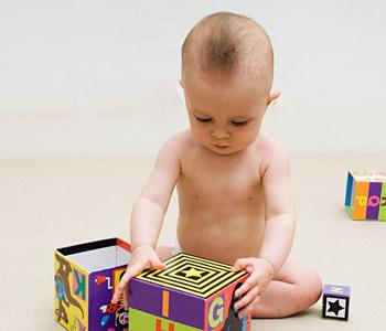 想让宝宝有个达芬奇的智商?婴儿早教很重要。