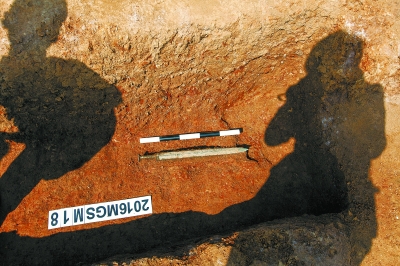 4月1日，汨罗市友谊河西岸高泉山水泥厂古墓群考古发掘现场，在编号为M18的战国古墓中，出土一把完整的青铜剑。