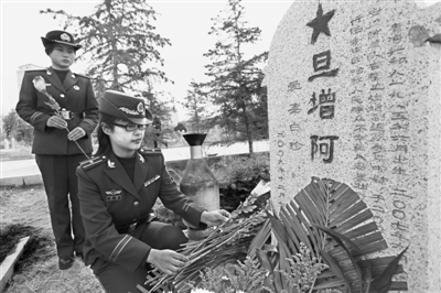 西藏边防清明祭英烈(组图)