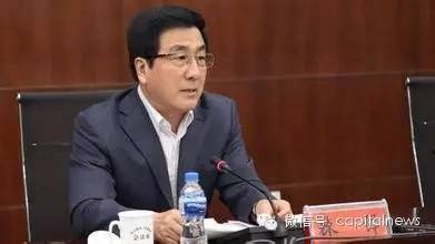 54歲時(shí),從北京赴哈爾濱出任市長(zhǎng);56歲時(shí),“接棒”哈爾濱市委書記,進(jìn)入黑龍江省委常委行列;58歲轉(zhuǎn)戰(zhàn)紀(jì)檢系統(tǒng),調(diào)任遼寧紀(jì)委書記;年滿60歲時(shí)再上層樓,奔赴西北出任甘肅省委副書記、代省長(zhǎng)——6年時(shí)間里,林鐸從一名正局級(jí)官員迅速成長(zhǎng)為正省部級(jí)官員,主政一方。