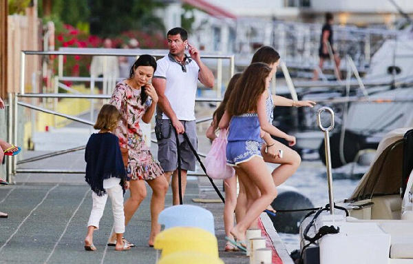 3月28日，邓文迪被拍到带着女儿乘坐俄罗斯亿万富豪罗曼· 阿布拉莫维奇的私人游艇前往圣巴斯岛度假。（图片来源：美国媒体）