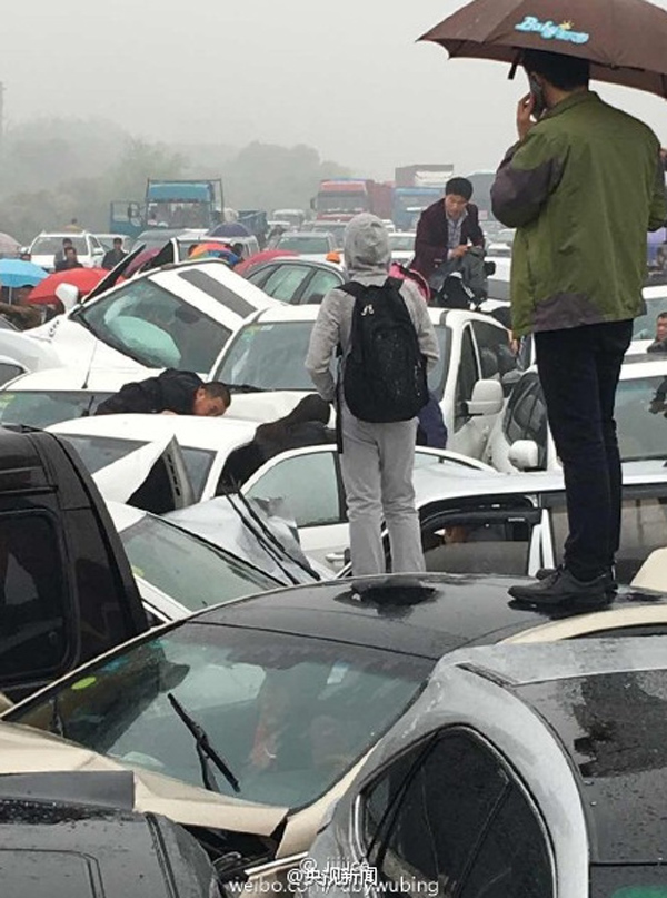 沪宁高速常州段发生连环车祸 50多辆车相撞